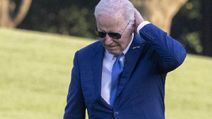 Врач ответил, почему Байден постоянно спотыкается — партнерский материал