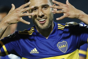 Ο ποδοσφαιριστής γκρέμισε με αυτοκίνητο την πρώην σύζυγό του, η οποία τον έπιασε με άλλο - υλικό συνεργάτη